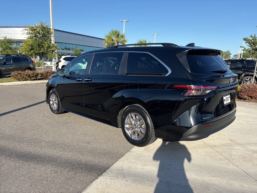 Used 2025 Toyota Sienna XLE FWD image 7