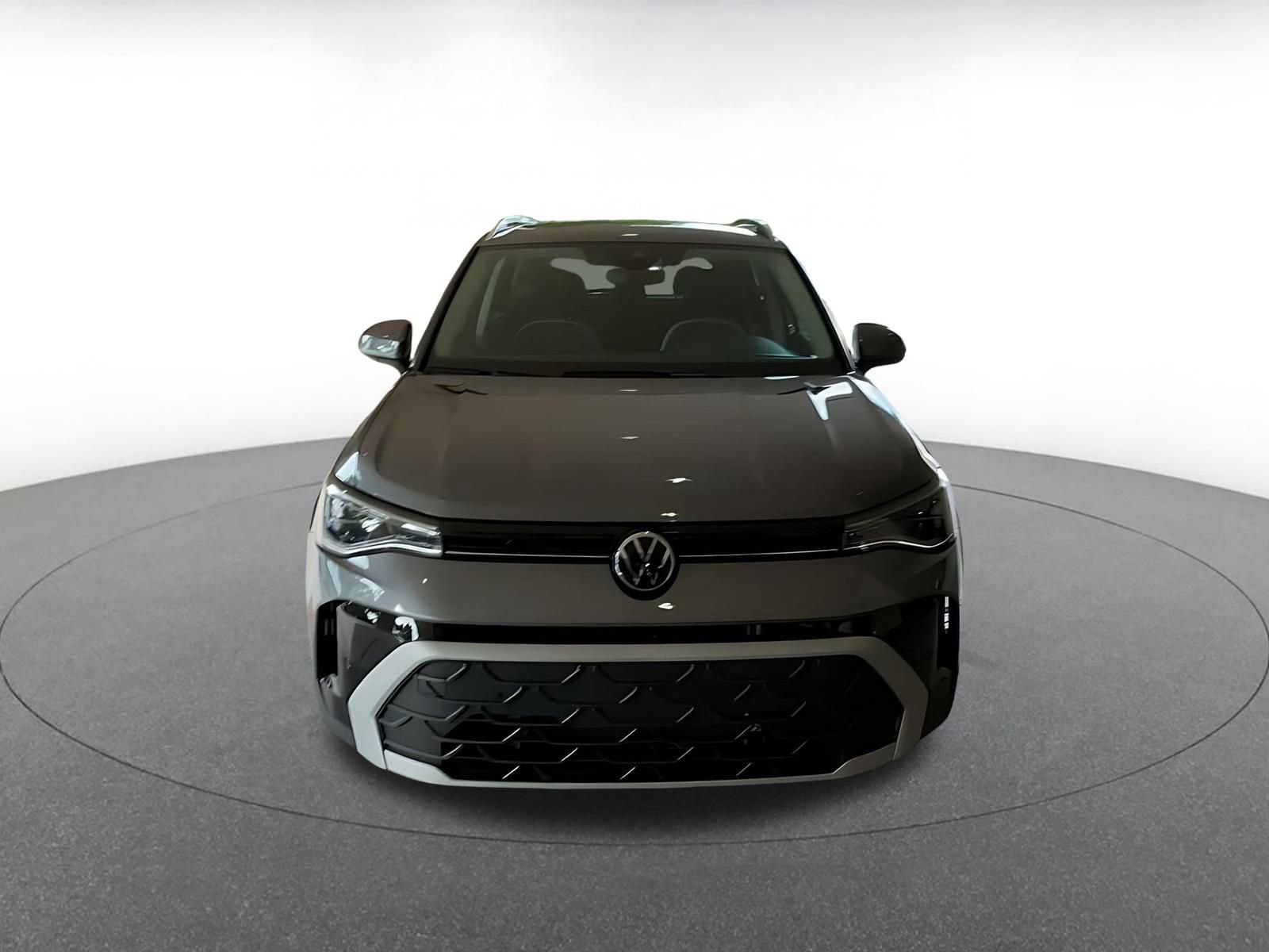 Used 2025 Volkswagen Taos SE image 4