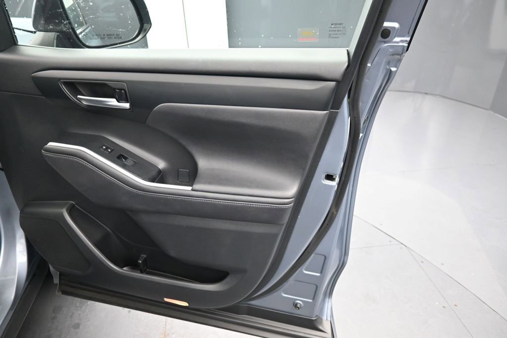 Used 2020 Toyota Highlander XLE FWD image 12