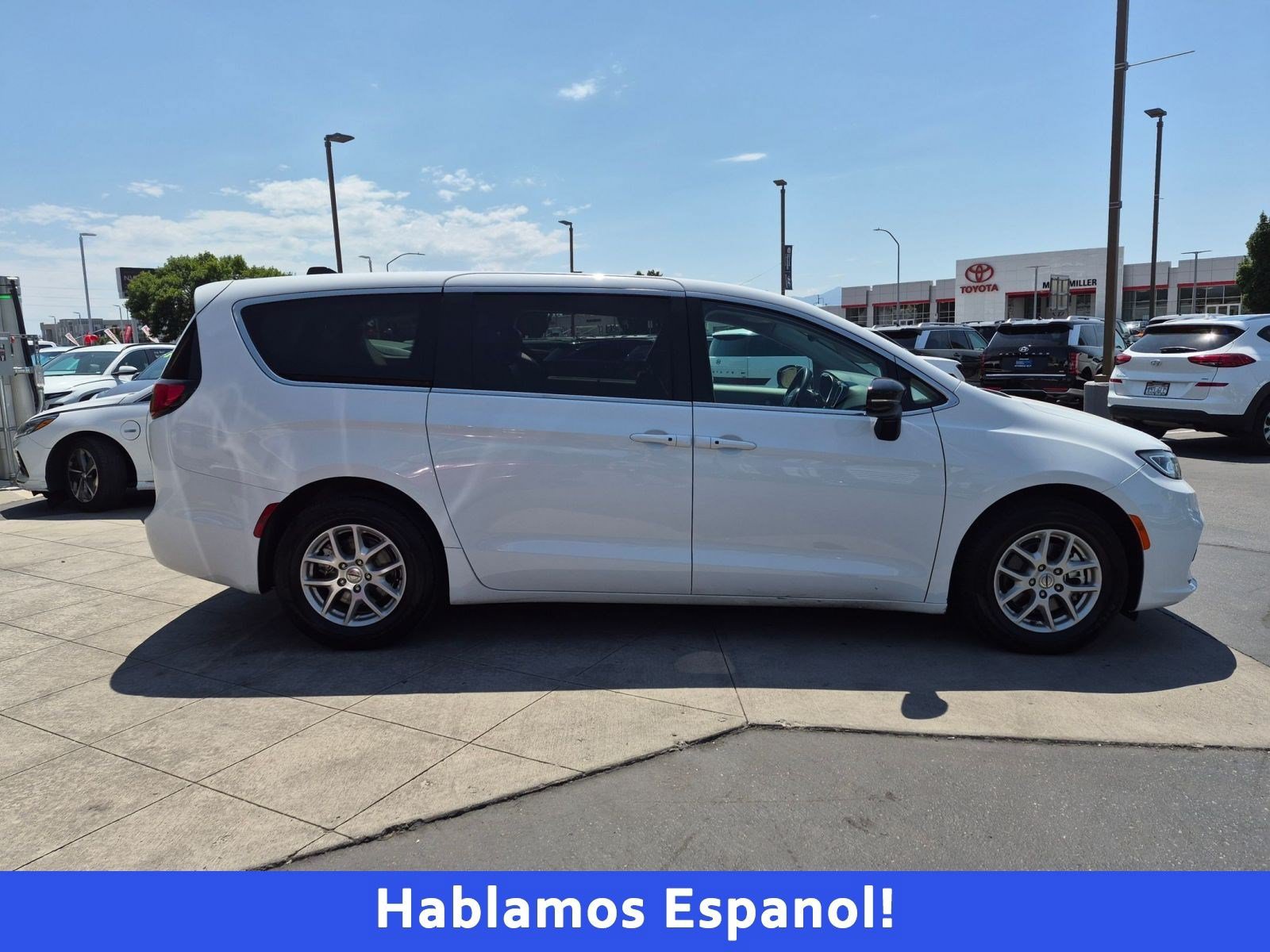 Used 2024 Chrysler Pacifica Touring-L FWD image 2