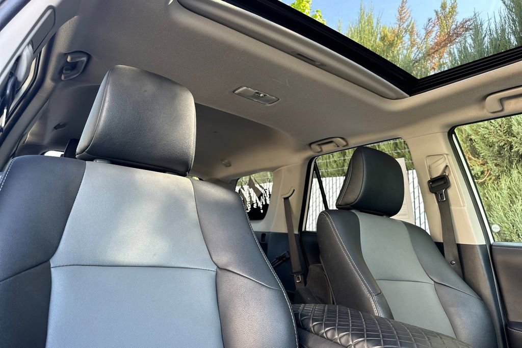 Used 2022 Toyota 4Runner SR5 Premium w/ Moonroof Package AWD/4WD image 17