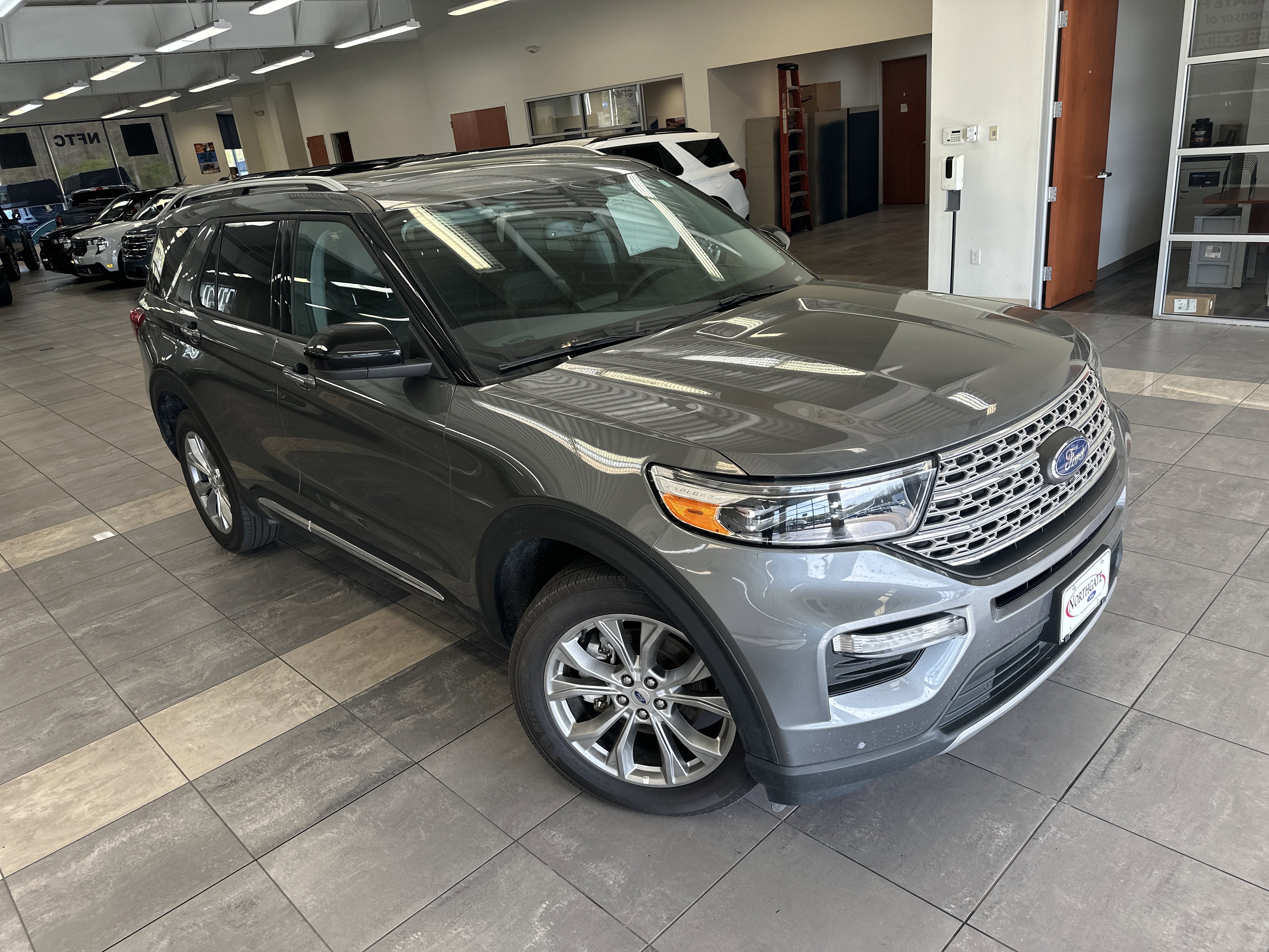 Used 2024 Ford Explorer Limited image 8