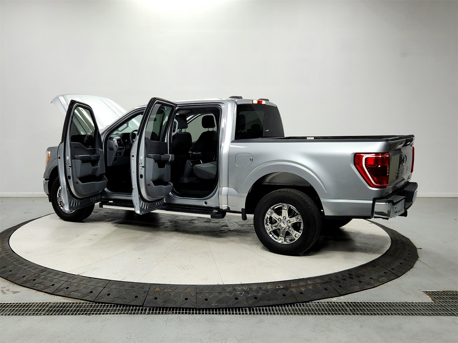 Used 2023 Ford F150 XLT w/ XTR Package image 13