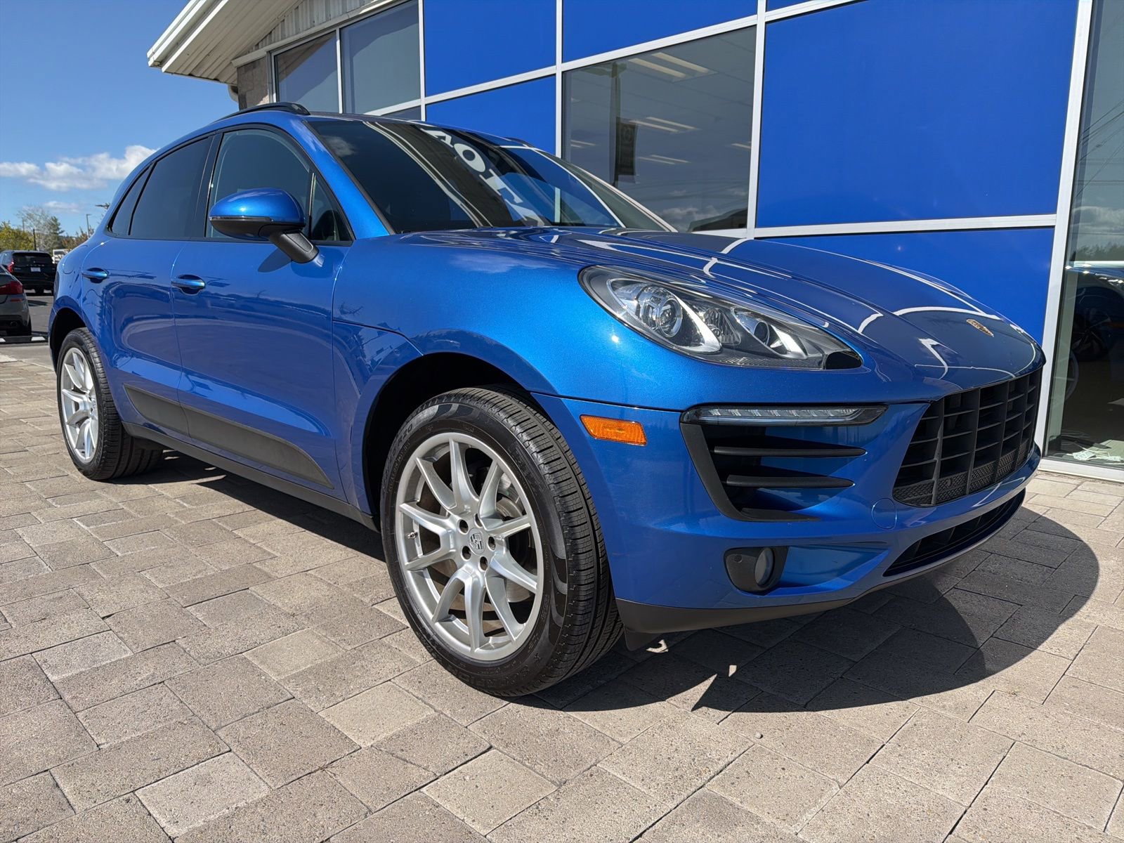 Used 2018 Porsche Macan Sport Edition AWD/4WD image 2