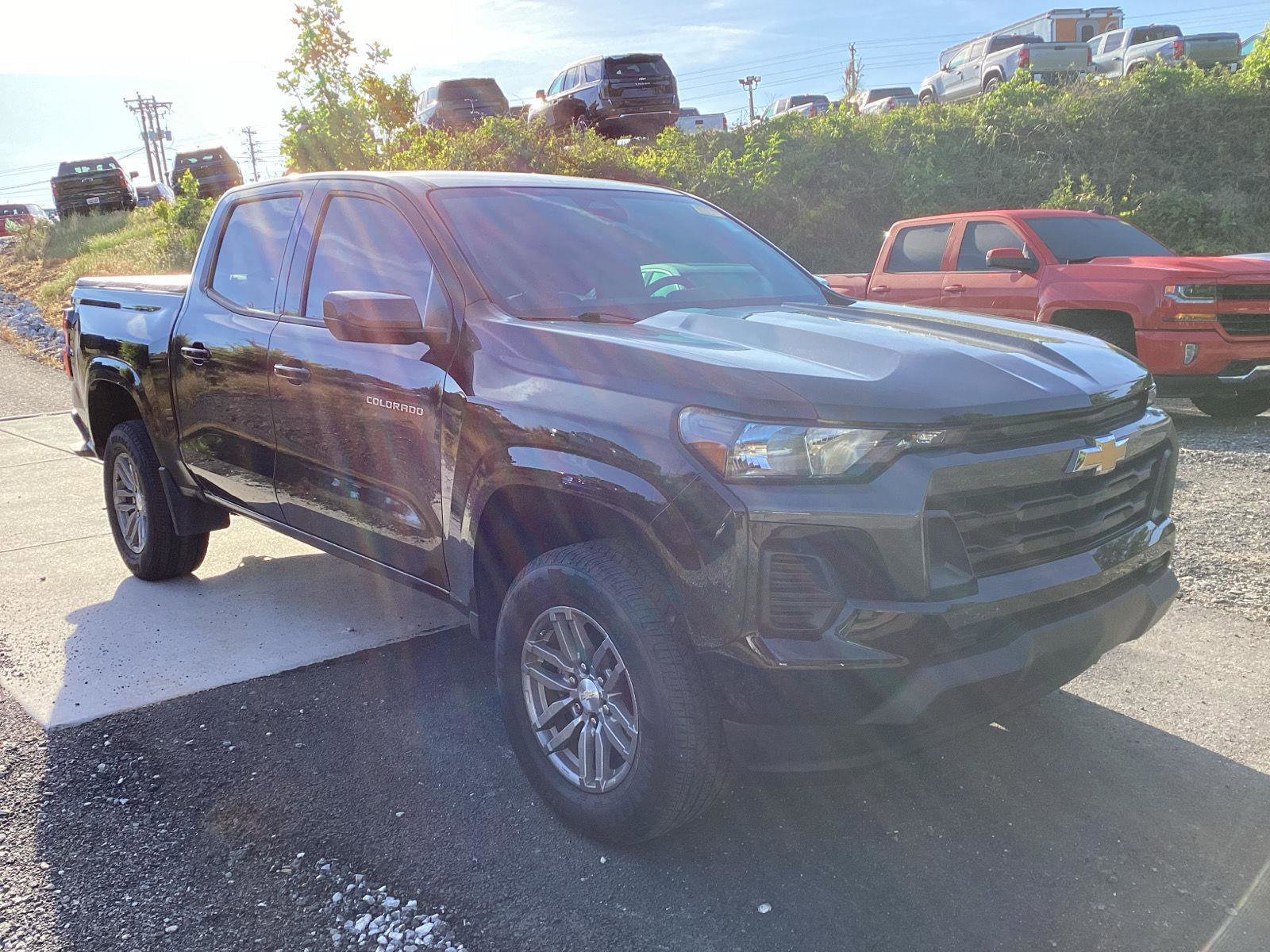 Used 2024 Chevrolet Colorado LT RWD image 3