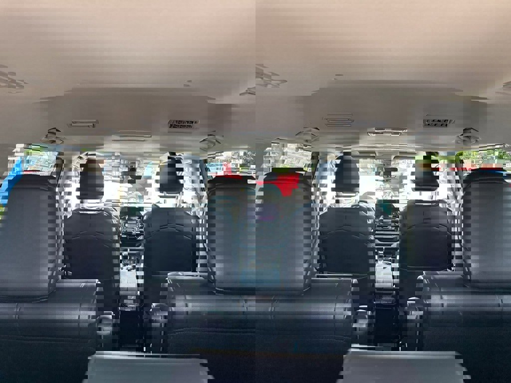 Used 2024 Toyota Highlander XLE image 2