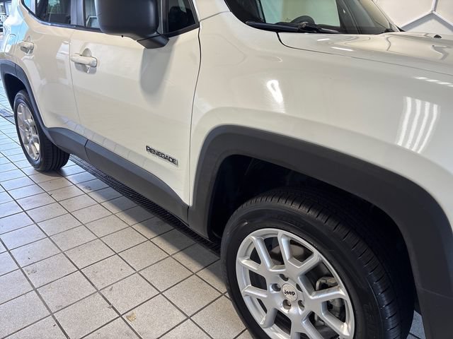 Used 2023 Jeep Renegade Latitude AWD/4WD image 19
