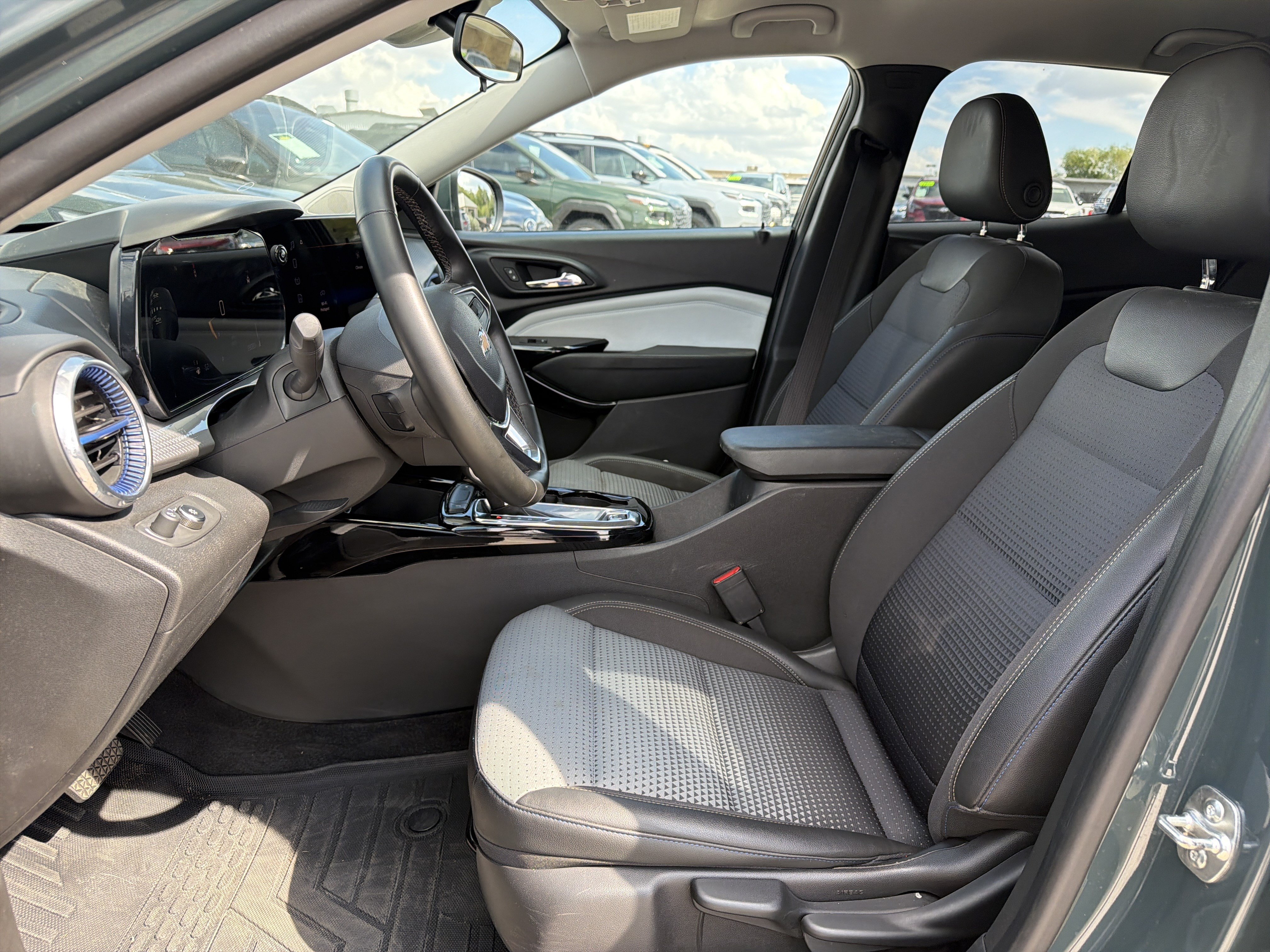 Used 2025 Chevrolet Trax LT w/ Driver Confidence Package FWD image 24