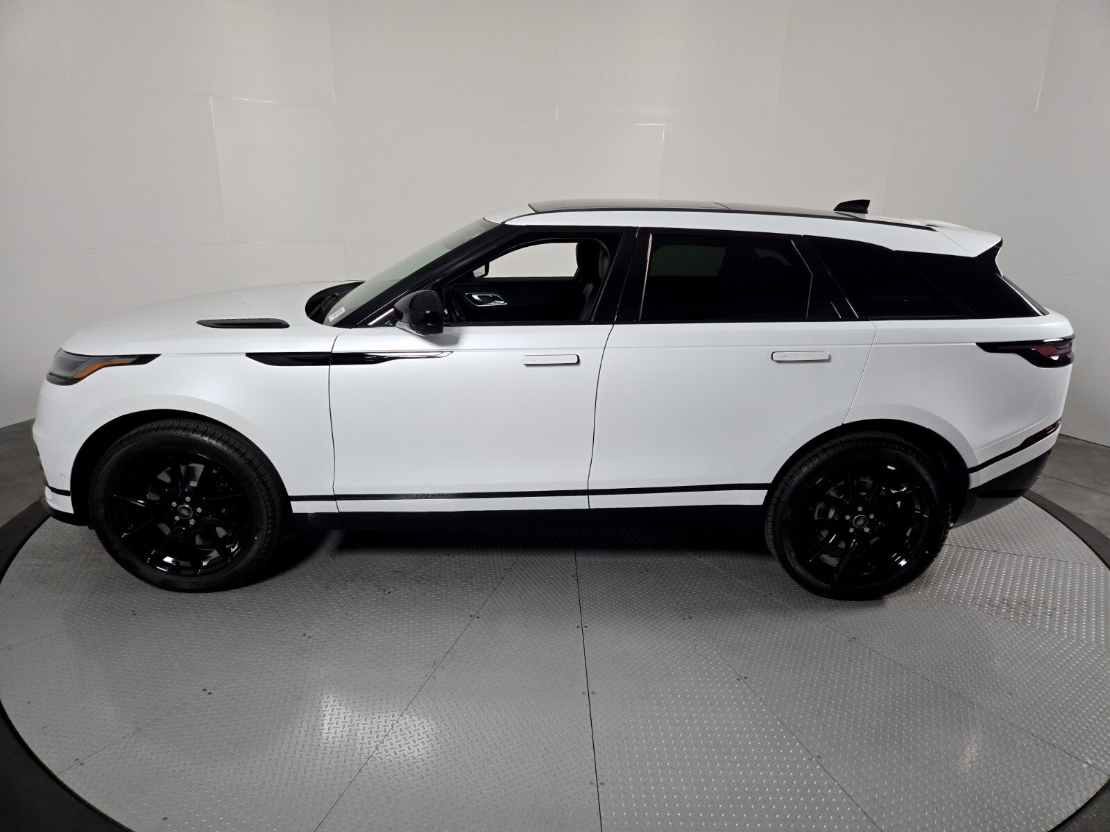 New 2026 Land Rover Range Rover Velar Belgravia AWD/4WD image 34
