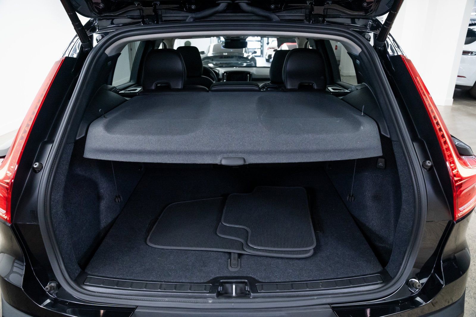 Used 2024 Volvo XC40 B5 Plus image 8