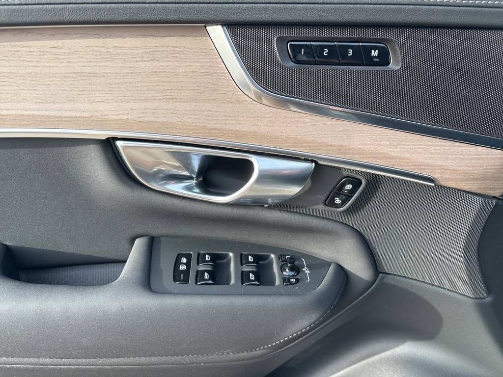 Certified 2025 Volvo XC90 B6 Plus image 18