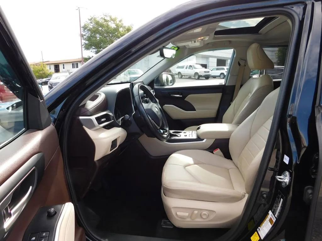 Used 2020 Toyota Highlander XLE image 17