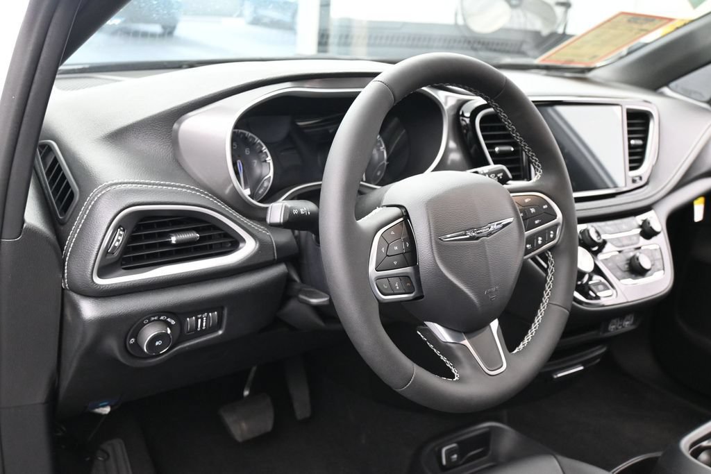 Used 2025 Chrysler Pacifica Select FWD image 13