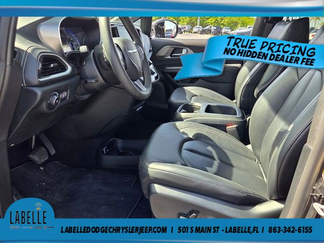 Used 2025 Chrysler Pacifica Select AWD/4WD image 9