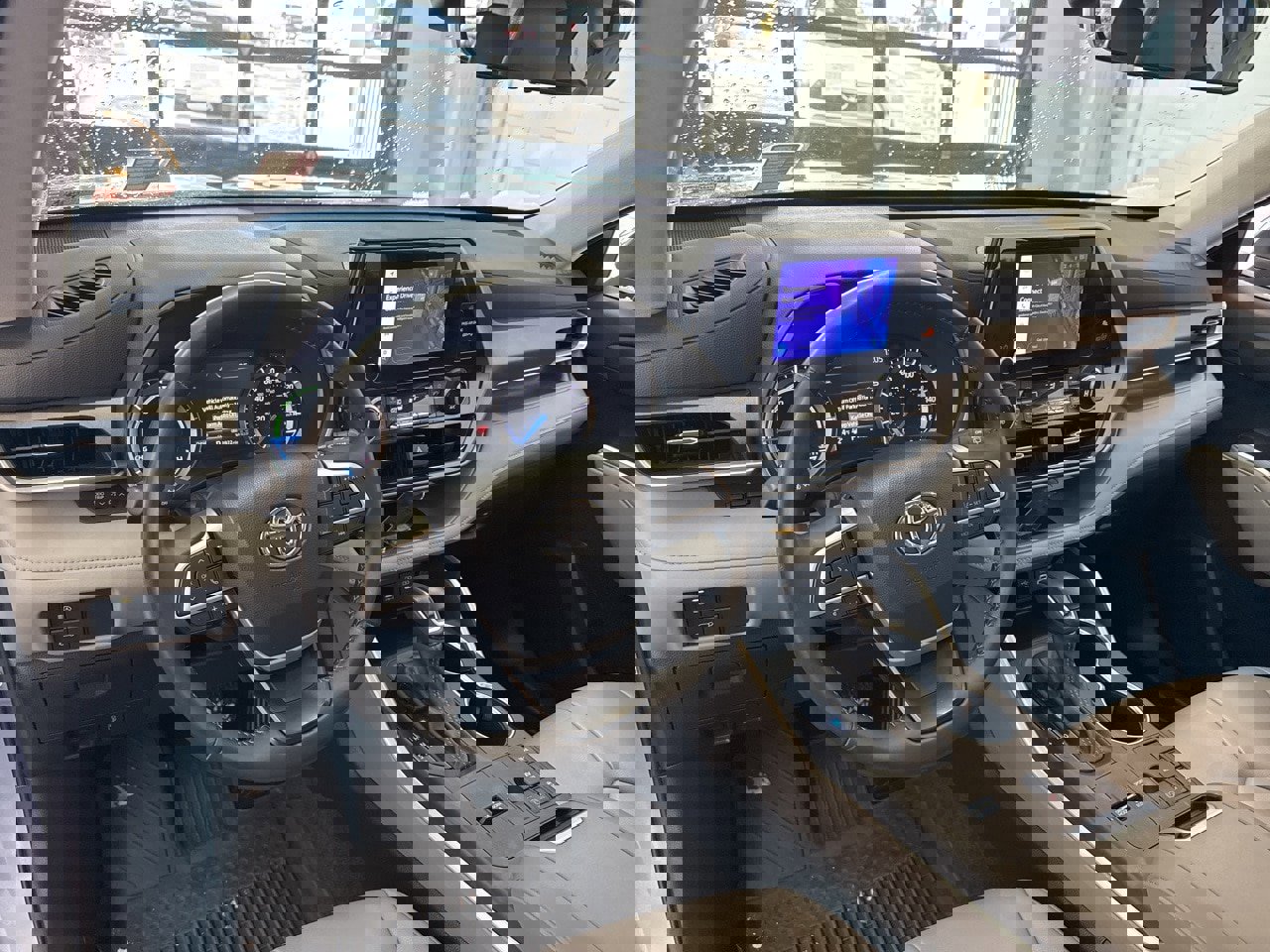 Certified 2024 Toyota Highlander XLE image 18