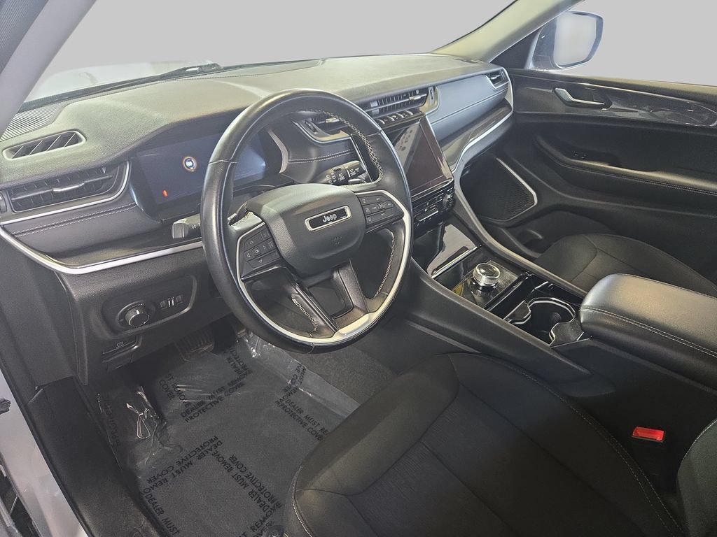Used 2022 Jeep Grand Cherokee Laredo w/ Luxury Tech Group I AWD/4WD image 20
