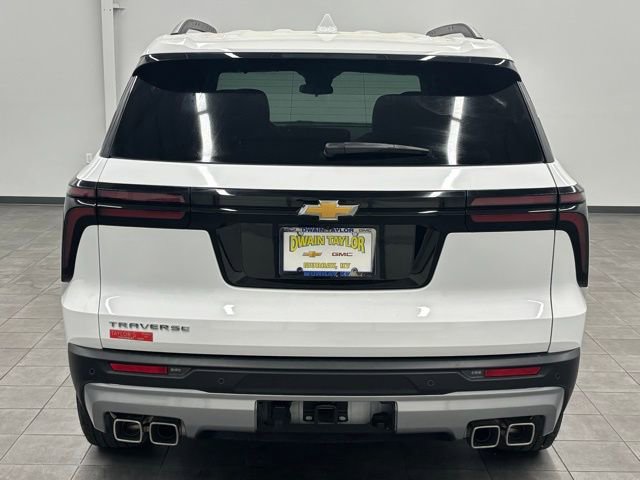 Used 2025 Chevrolet Traverse LT w/ Driver Confidence Package image 3