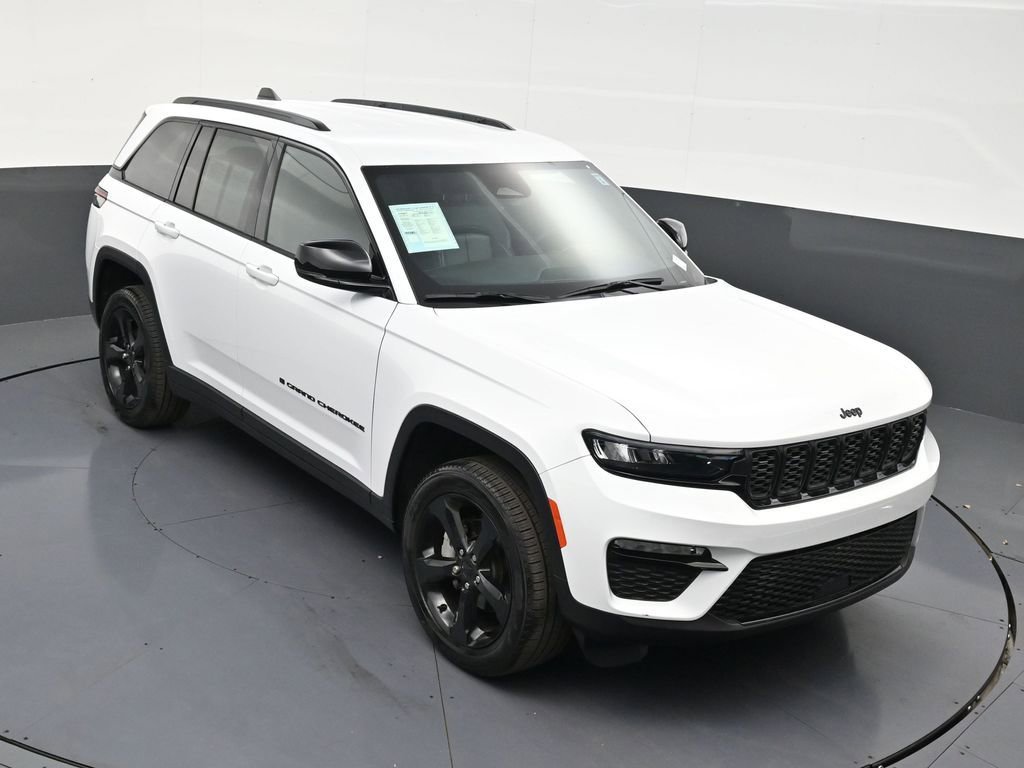Used 2025 Jeep Grand Cherokee Limited w/ Black Appearance Package image 19