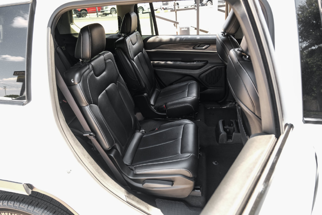 Used 2023 Jeep Grand Cherokee L Limited AWD/4WD image 48