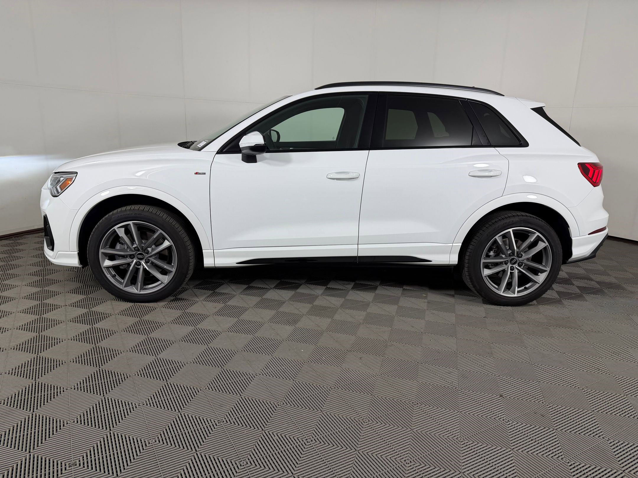 Certified 2025 Audi Q3 2.0T Premium w/ Convenience Package AWD/4WD image 2