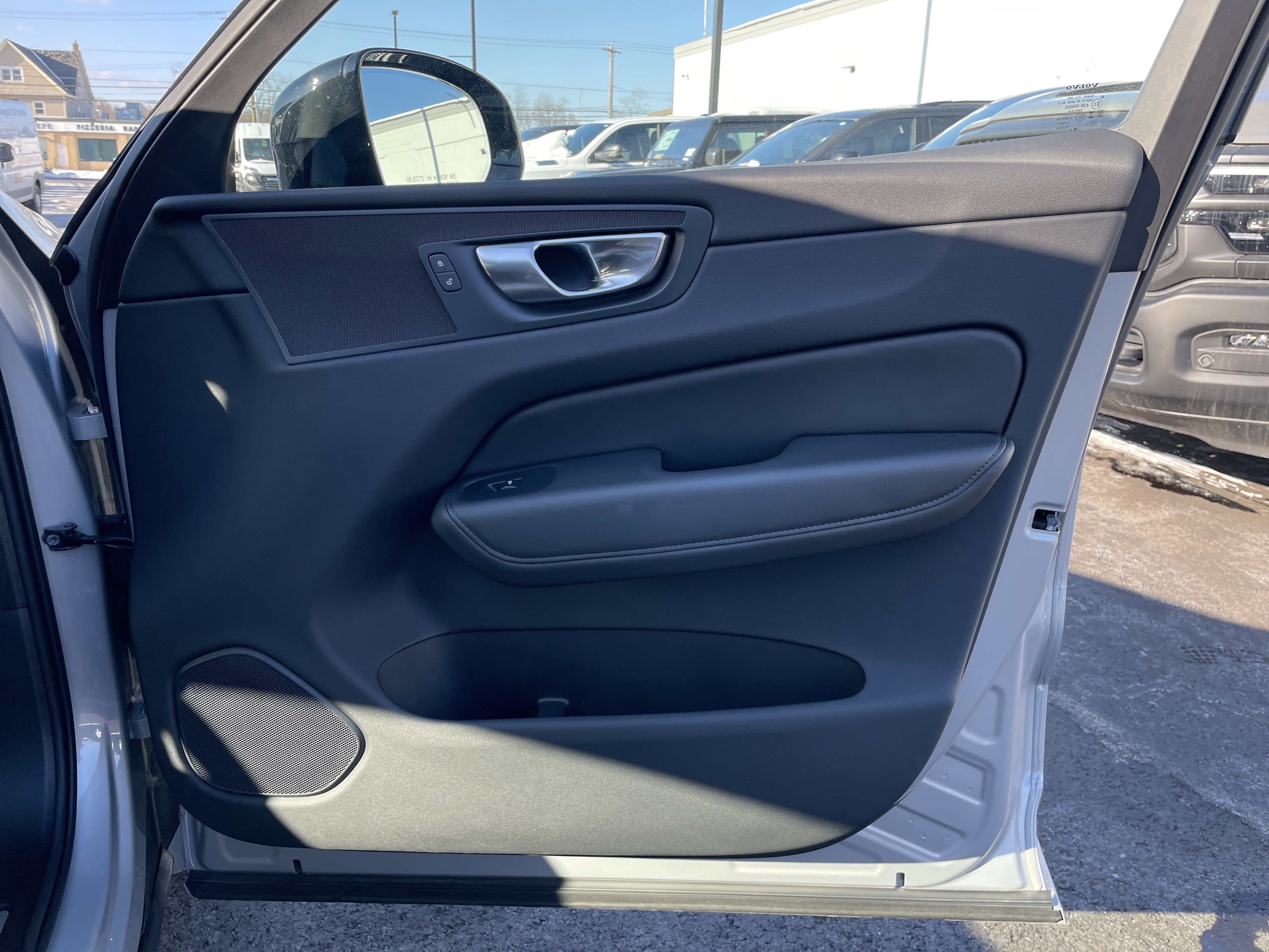 Used 2025 Volvo XC60 B5 Plus image 10