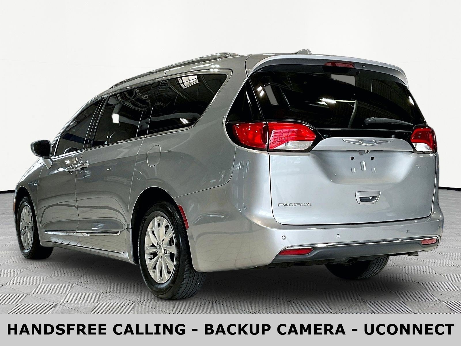 Used 2018 Chrysler Pacifica Touring-L FWD image 4
