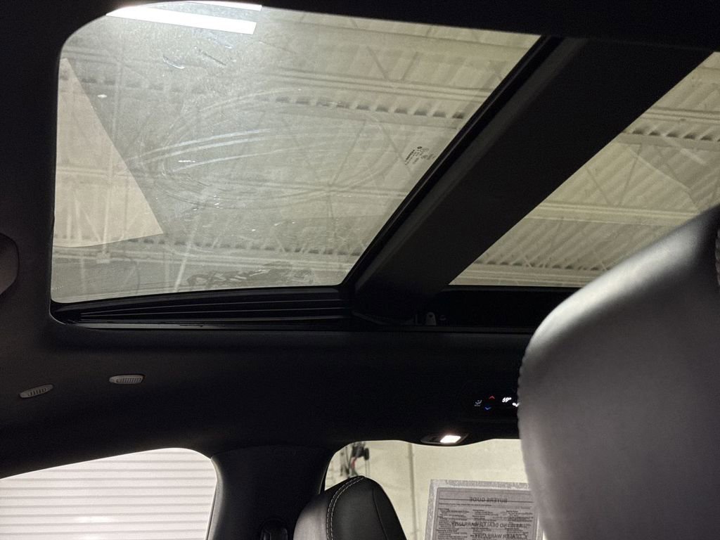 Used 2025 Chrysler Pacifica Limited image 20