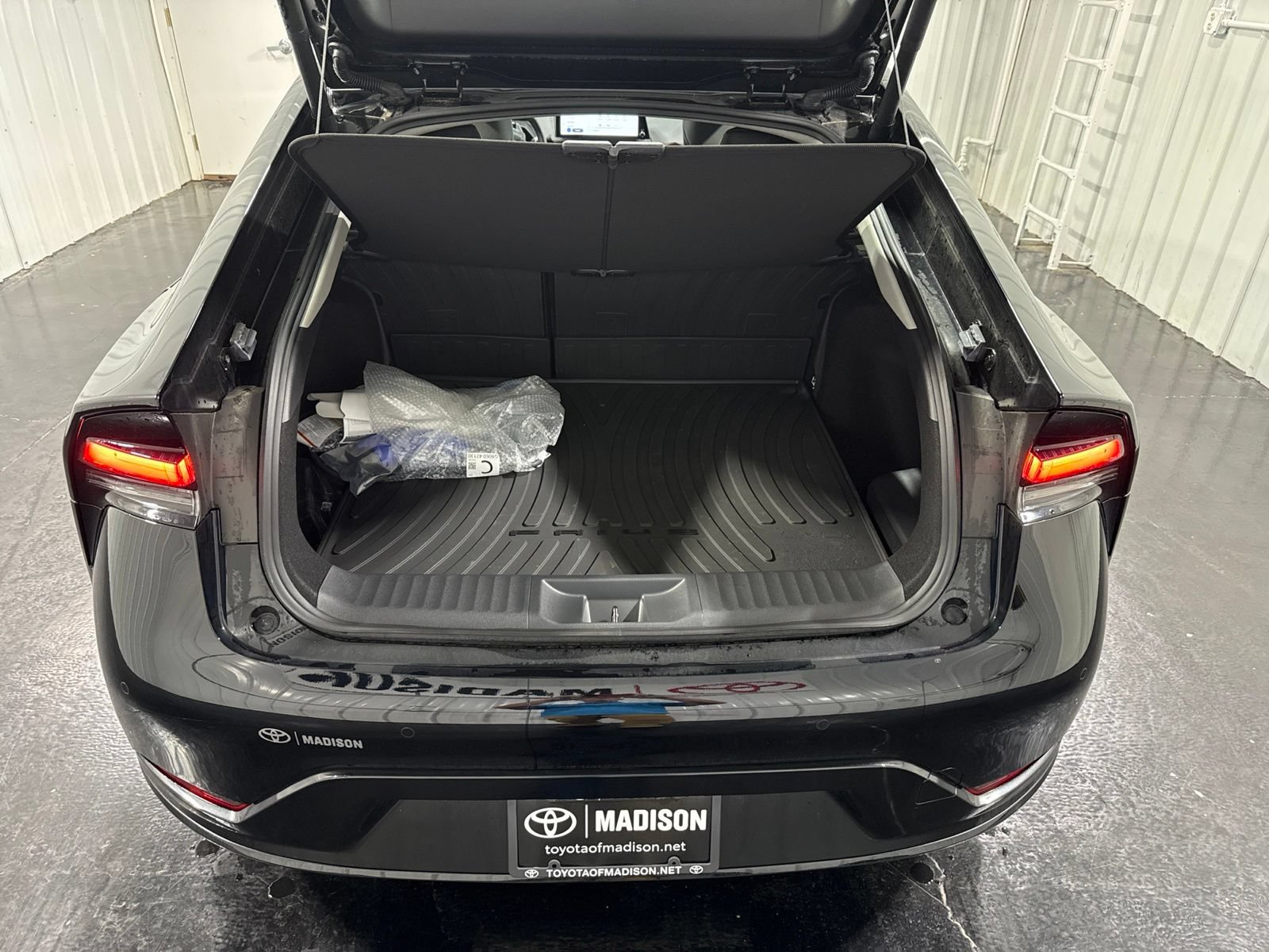 New 2025 Toyota Prius Plug-In Hybrid w/ Limited Premium Package FWD image 39