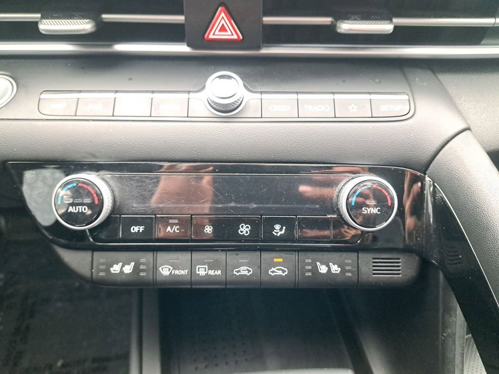 Used 2023 Hyundai Elantra Limited image 23