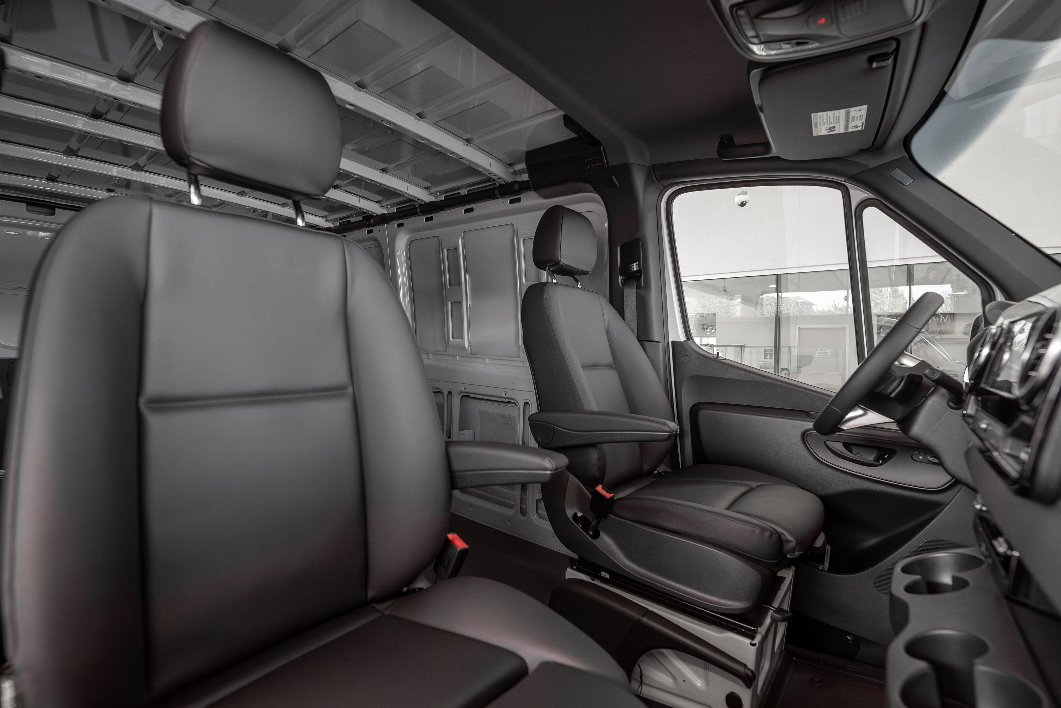 Used 2025 Mercedes-Benz Sprinter 2500 image 32