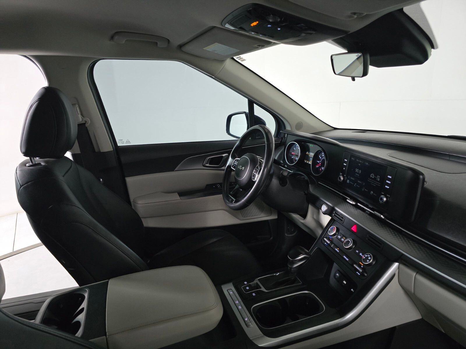 Used 2023 Kia Carnival LX image 23