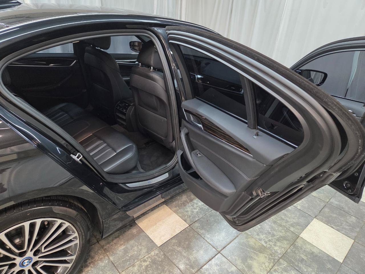 Used 2019 BMW 530e xDrive w/ Convenience Package AWD/4WD image 14
