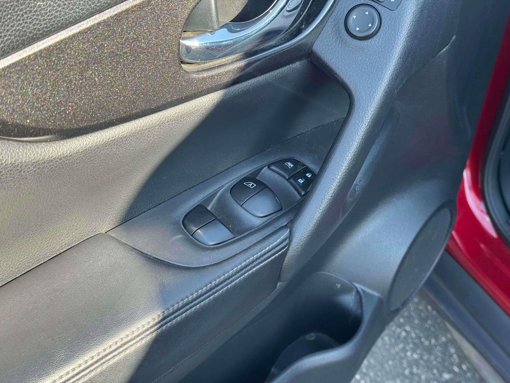 Used 2017 Nissan Rogue S FWD image 18