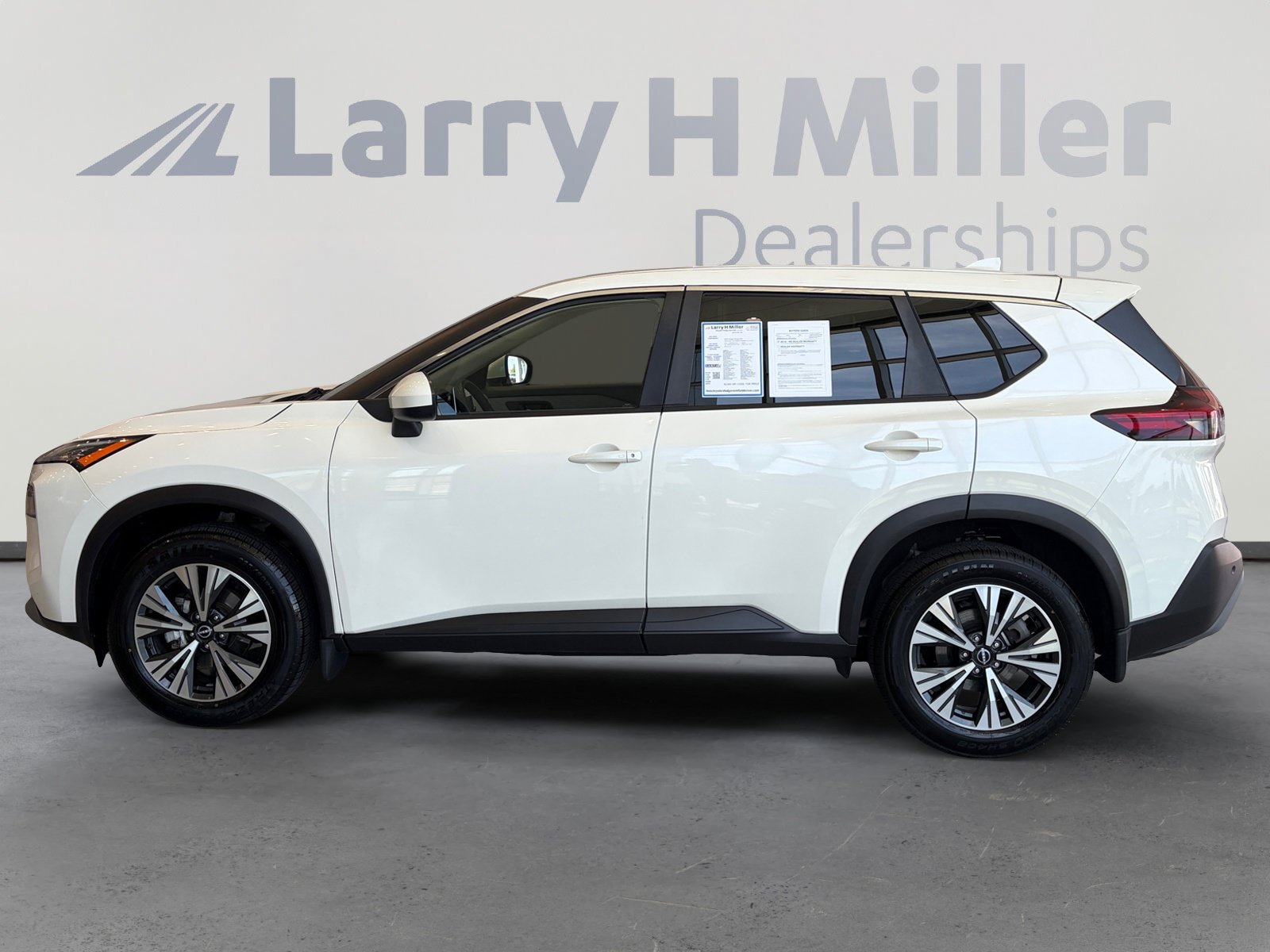 Used 2023 Nissan Rogue SV FWD image 2