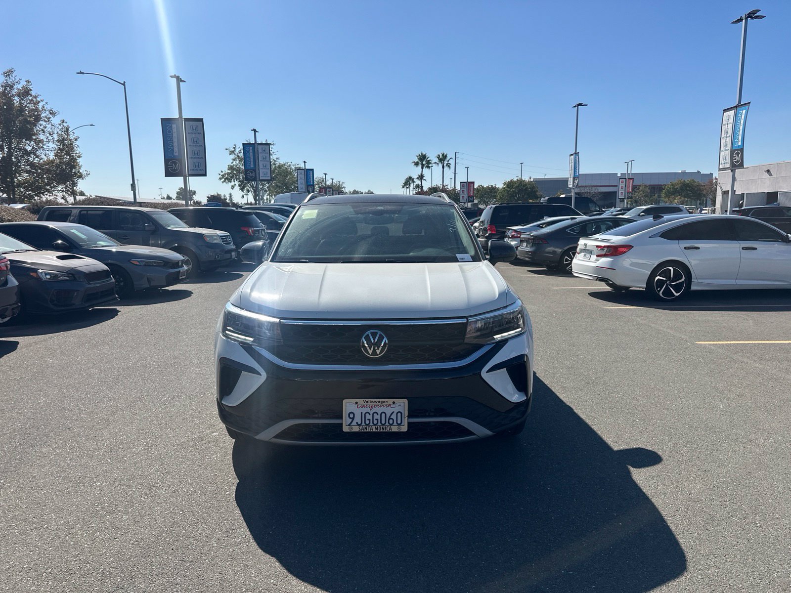 Used 2023 Volkswagen Taos SE w/ Panoramic Sunroof Package FWD image 1