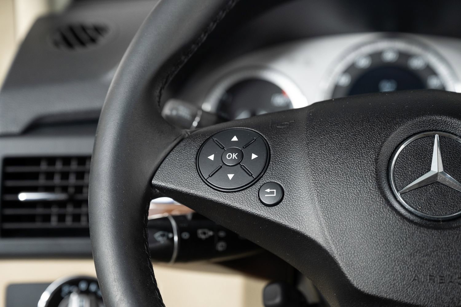 Used 2010 Mercedes-Benz GLK 350 2WD image 32