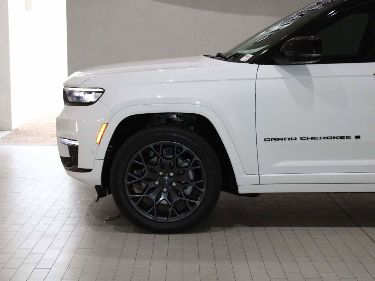 Used 2024 Jeep Grand Cherokee L Summit AWD/4WD image 4