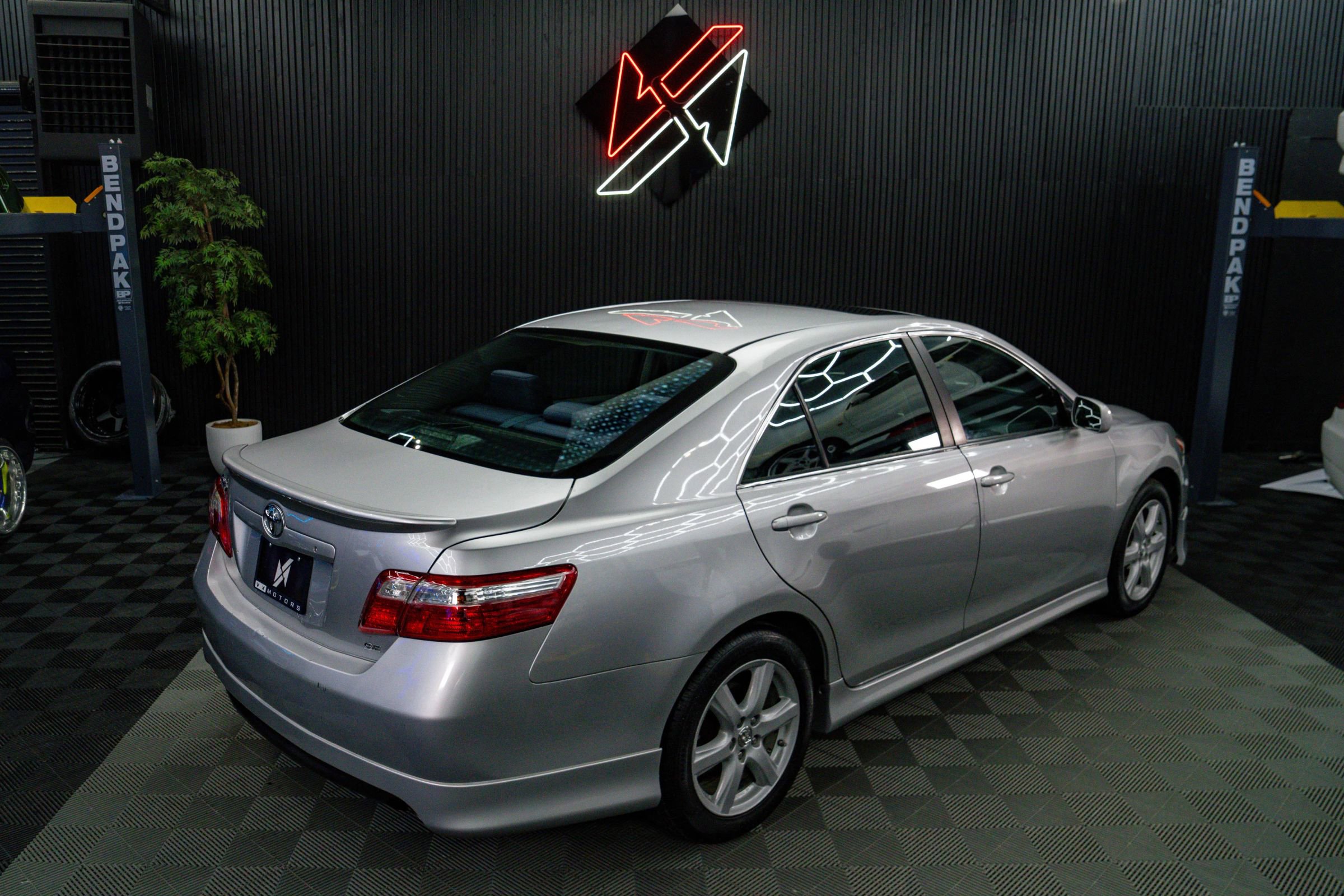 Used 2009 Toyota Camry SE FWD image 2