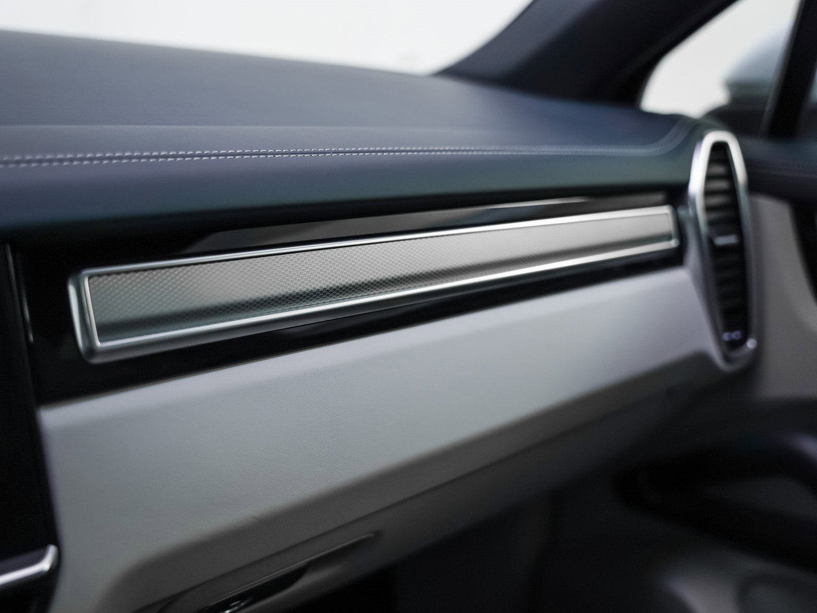 Used 2023 Porsche Cayenne Platinum Edition image 25