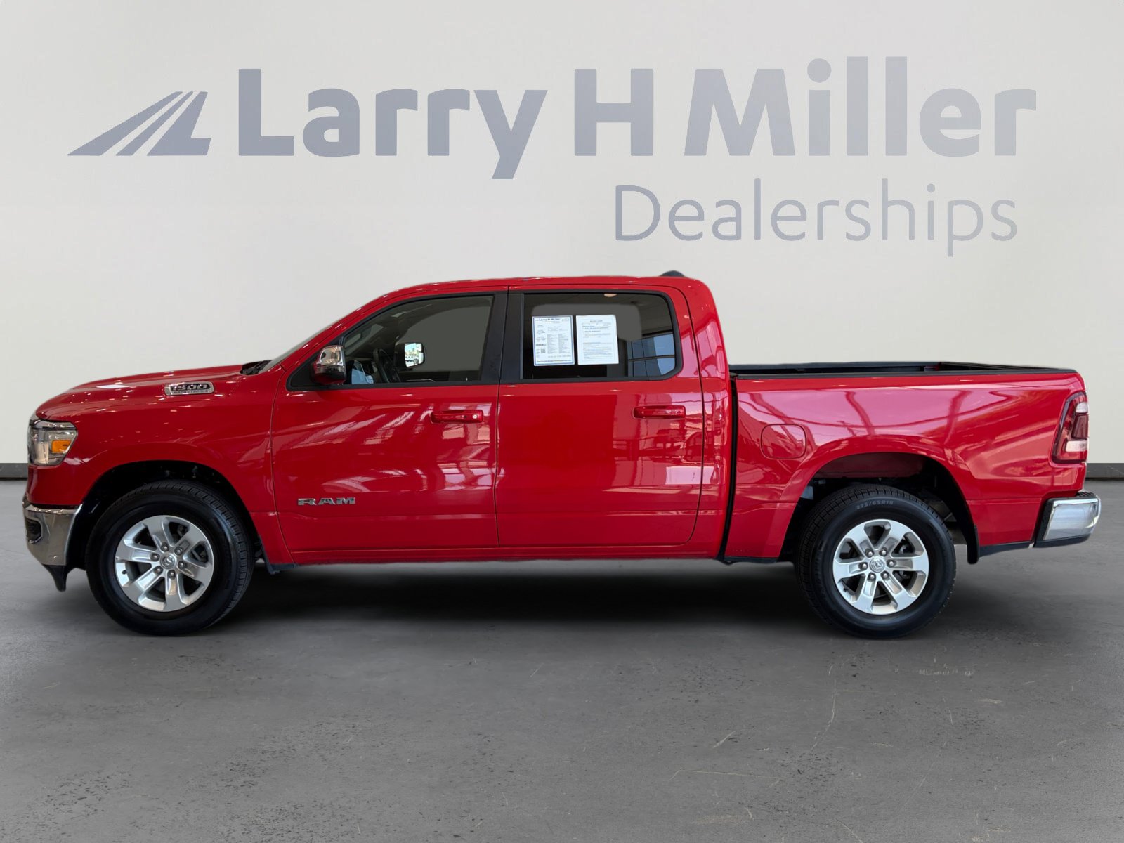 Used 2024 RAM 1500 Laramie AWD/4WD image 2