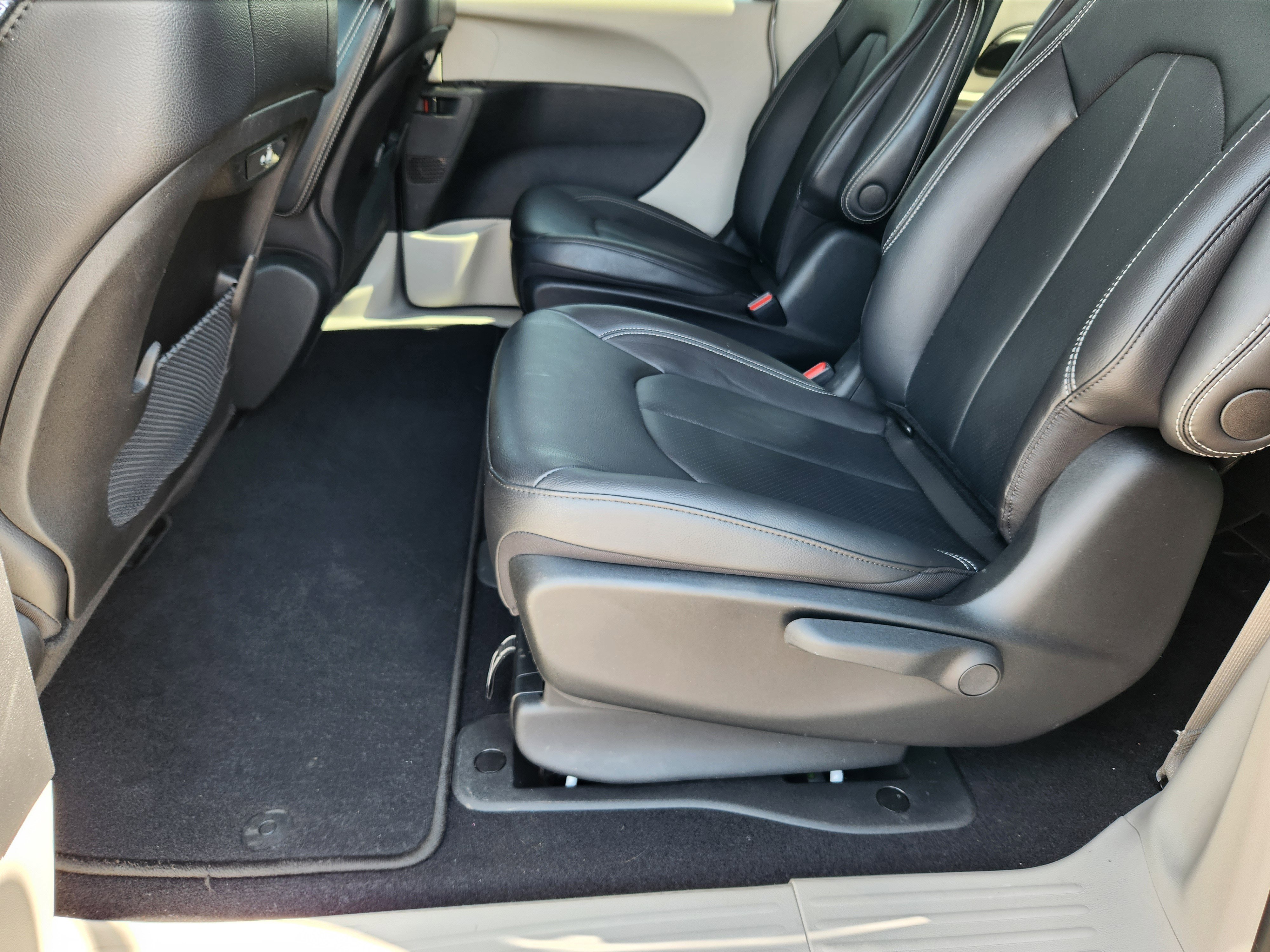 Used 2022 Chrysler Pacifica Touring-L image 10