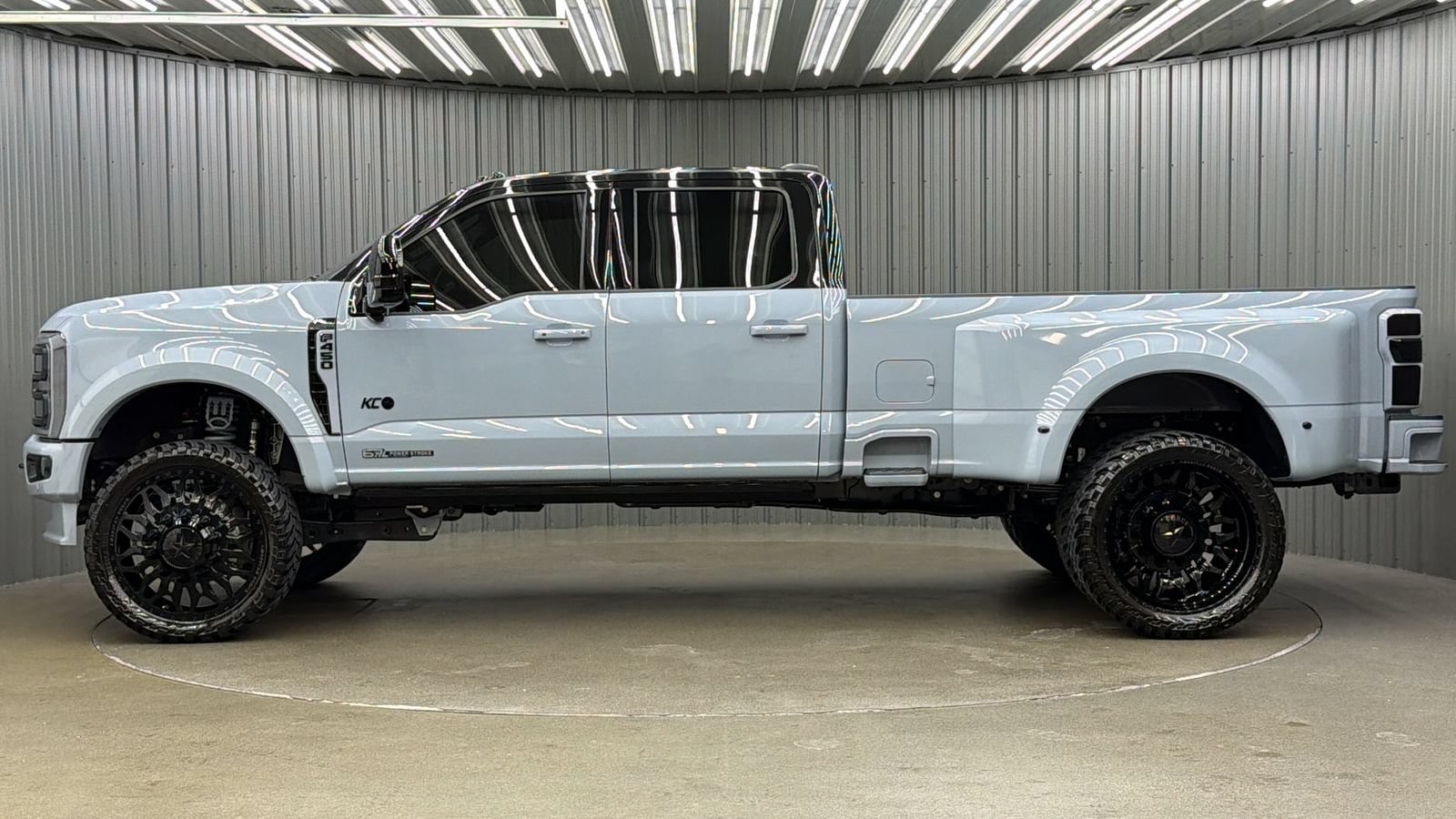 Used 2026 Ford F450 Platinum w/ FX4 Off-Road Package AWD/4WD image 2