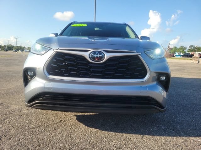Used 2021 Toyota Highlander XLE FWD image 3