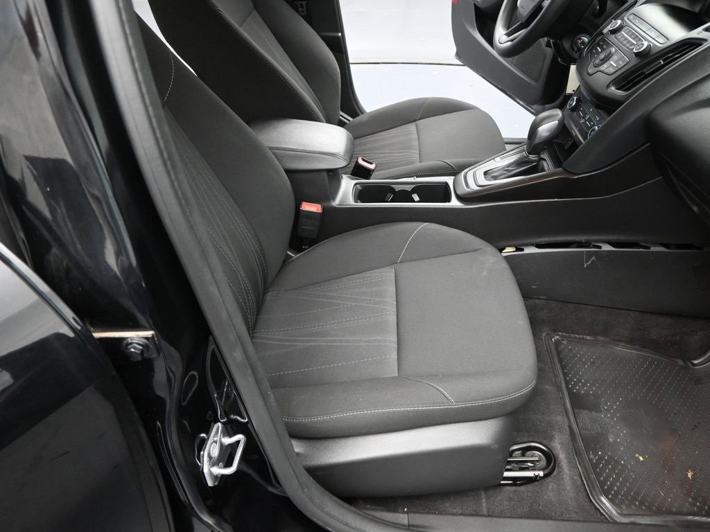 Used 2018 Ford Focus SE image 32