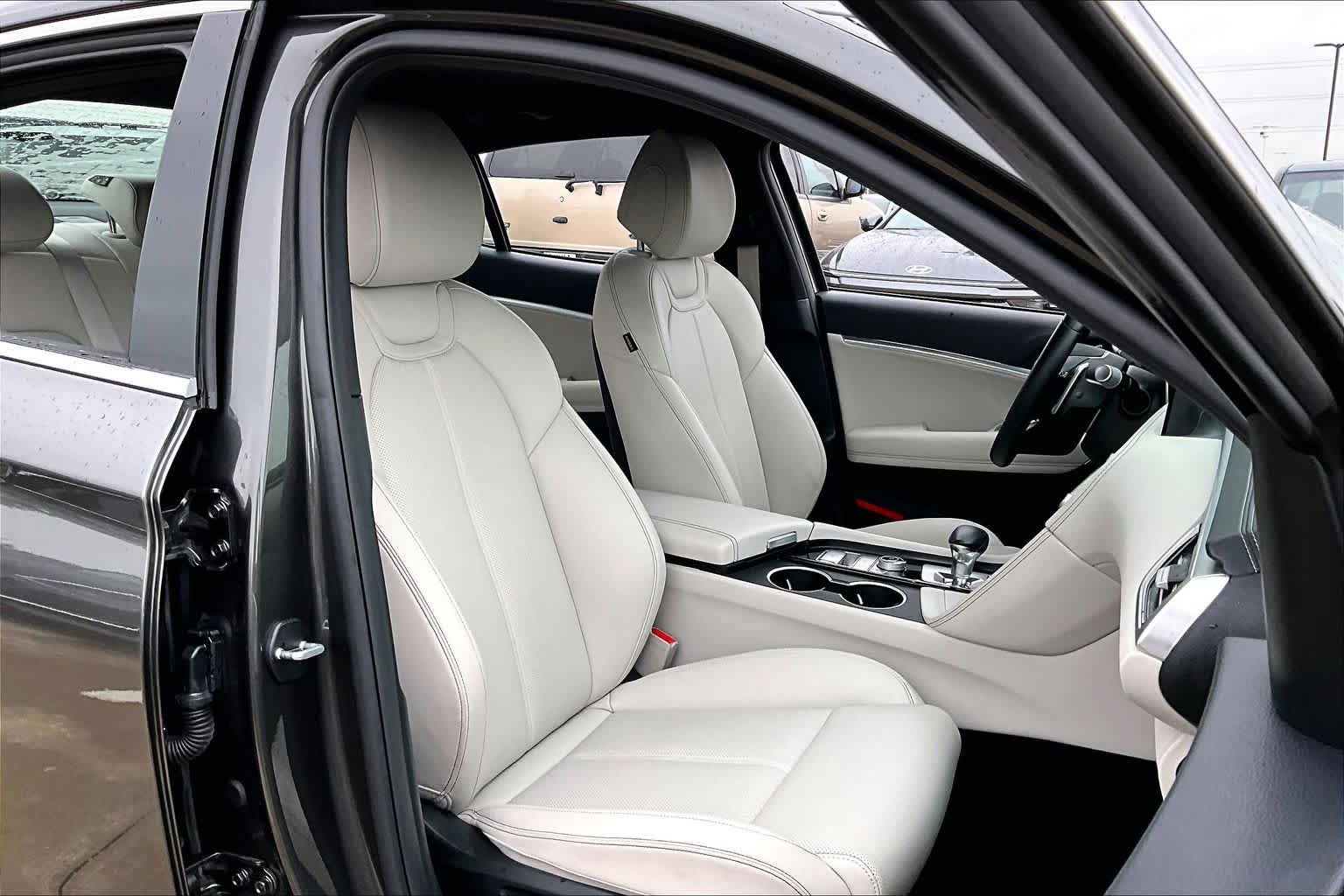 Used 2025 Genesis G70 2.5T RWD image 9