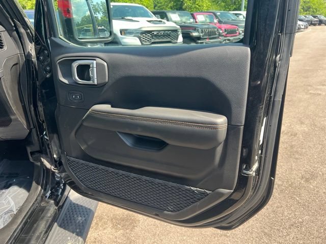 Used 2025 Jeep Wrangler Unlimited Sahara AWD/4WD image 29