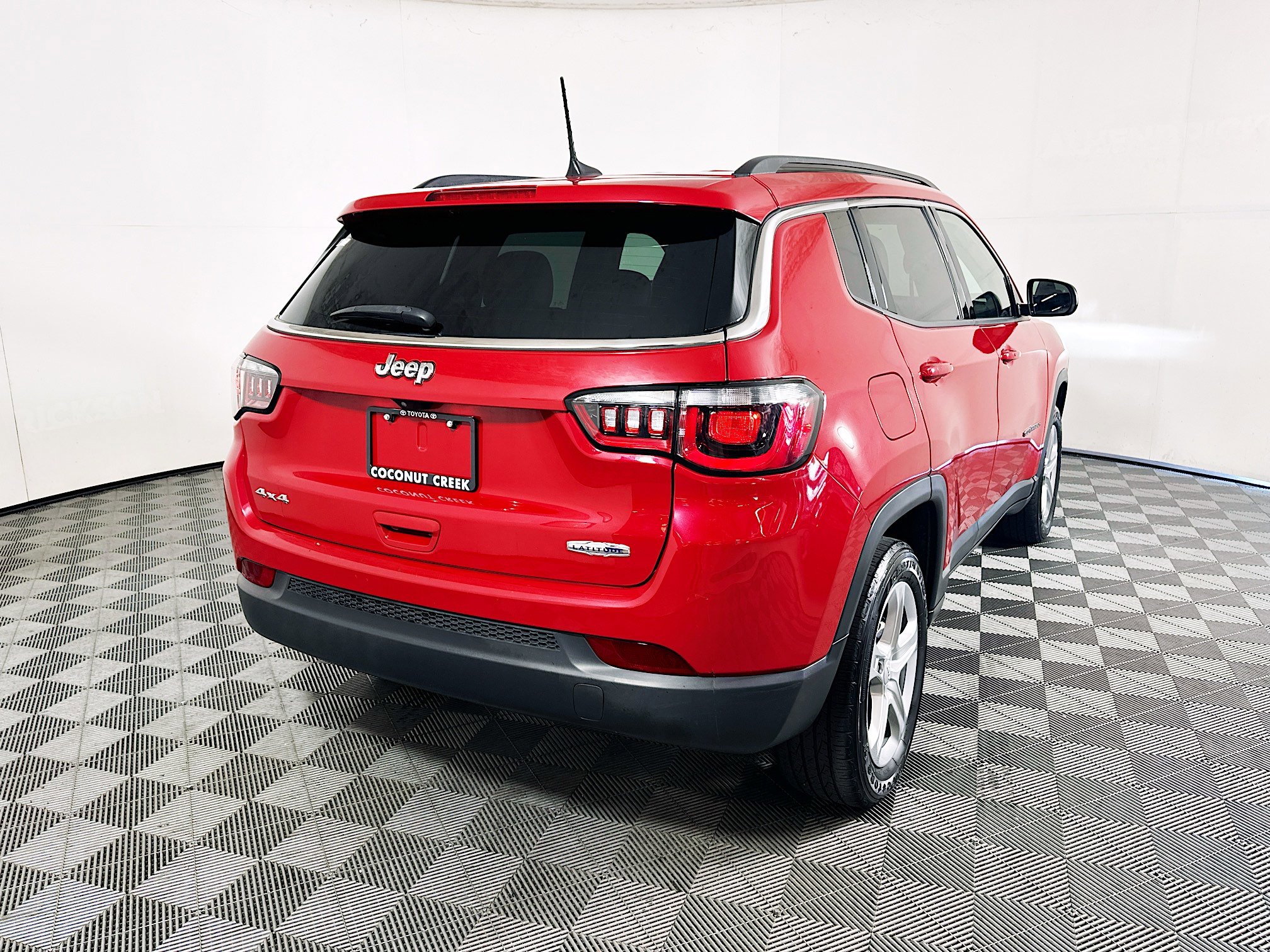 Used 2023 Jeep Compass Latitude AWD/4WD image 3