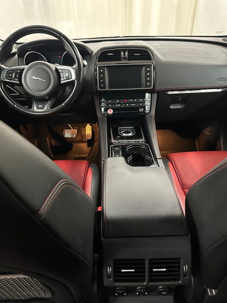 Used 2017 Jaguar F-PACE R-Sport image 23