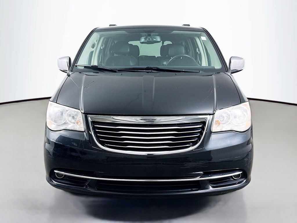 Used 2014 Chrysler Town & Country Touring-L w/ Driver Convenience Group FWD image 2