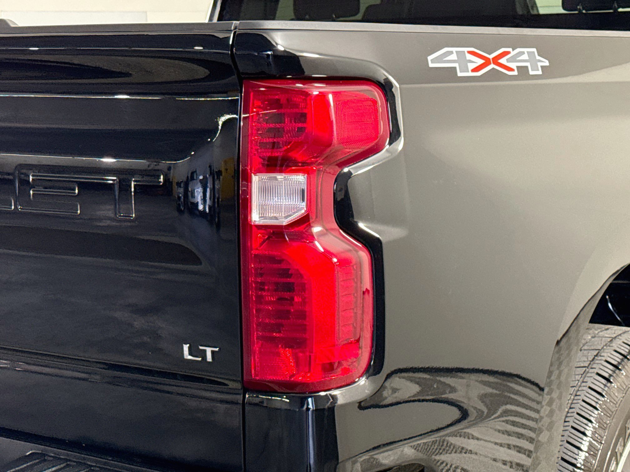 Used 2024 Chevrolet Silverado 1500 LT AWD/4WD image 34